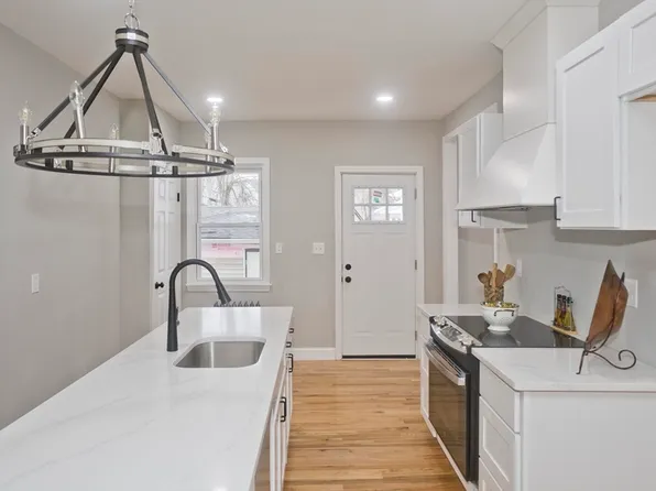 305 Dickinson St, Springfield, MA 01108