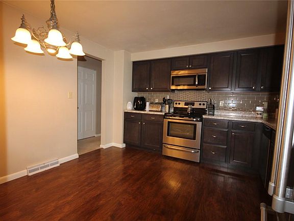 3rd image of 441 Westland Dr