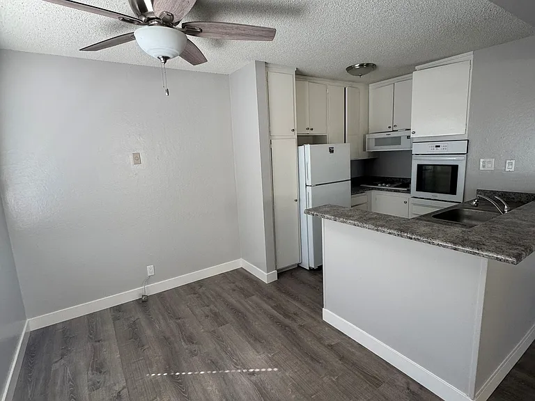 Lawrence Arms Apartments — Photo 14