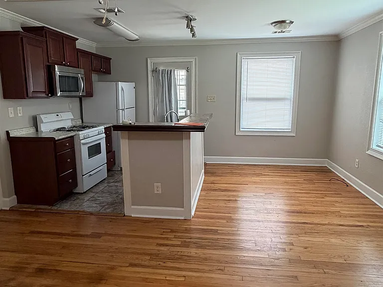 3555 Barwood Cir — Photo 2