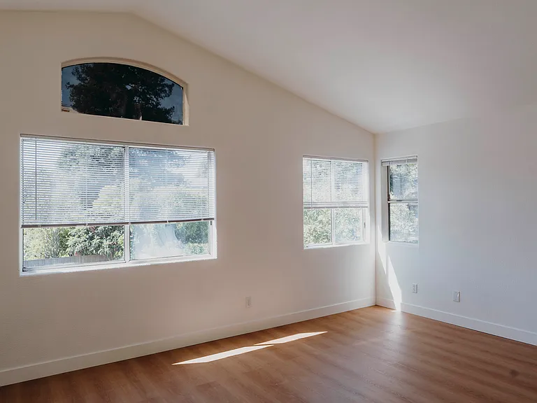 925 Magnolia Ct — Photo 4