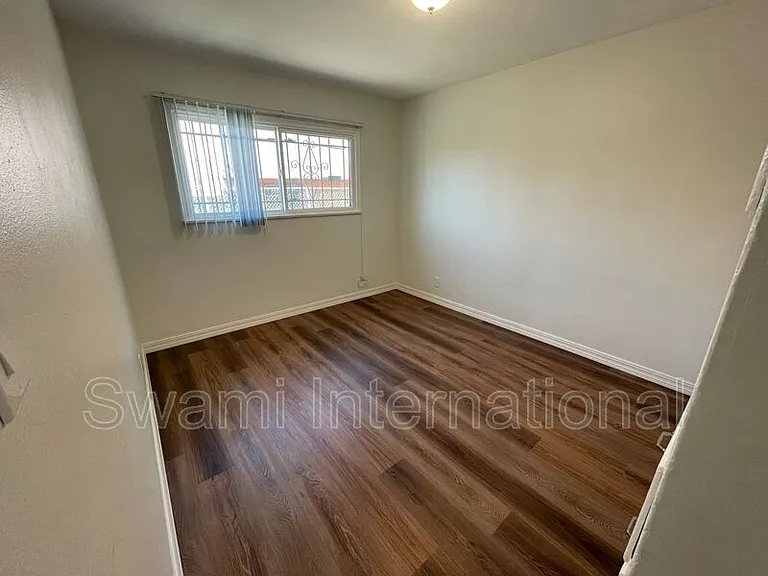 724 W 80th St — Photo 20