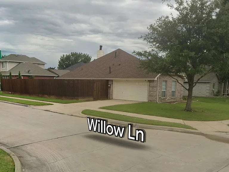 117 E Forestwood Dr — Photo 2