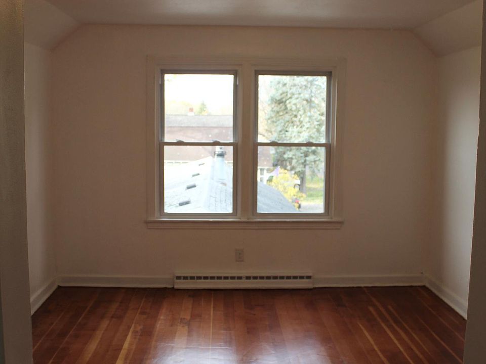 Spacious room with great natural light
