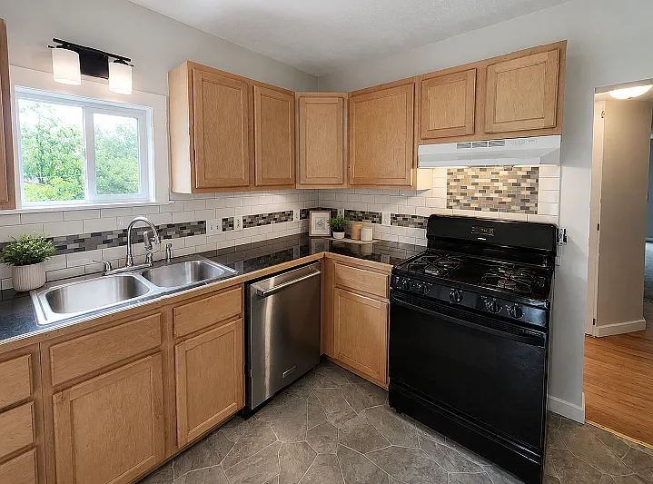 3 bed, 1300 sqft, $1,600 — Photo 2