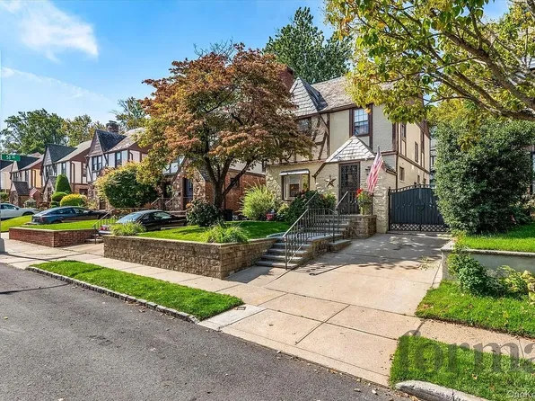 5022 Overbrook St, Little Neck, NY 11362