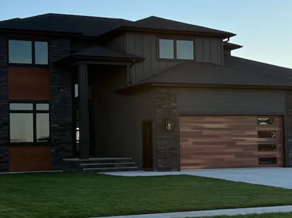 5983 Sylvia Cir, Grand Forks, ND 58201