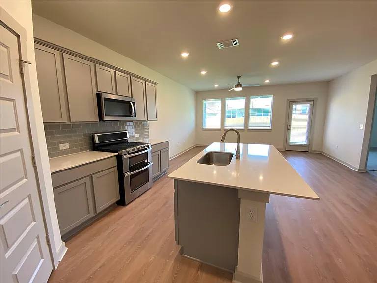 2205 Sisterdale Ln — Photo 5