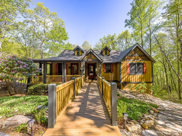 300 Hedgewood Dr, Tuckasegee, NC 28783
