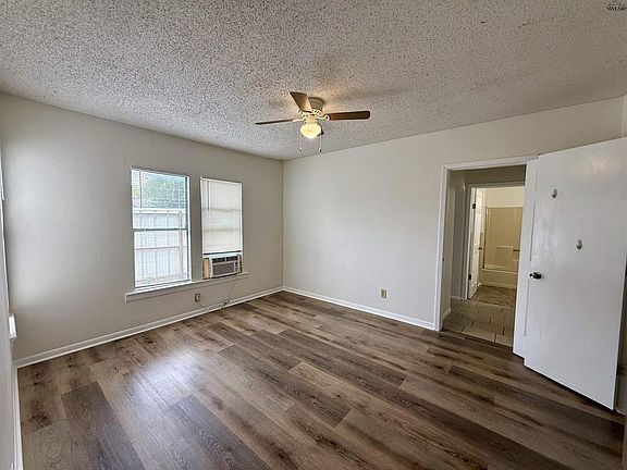 3rd image of 614 Sunset Dr
