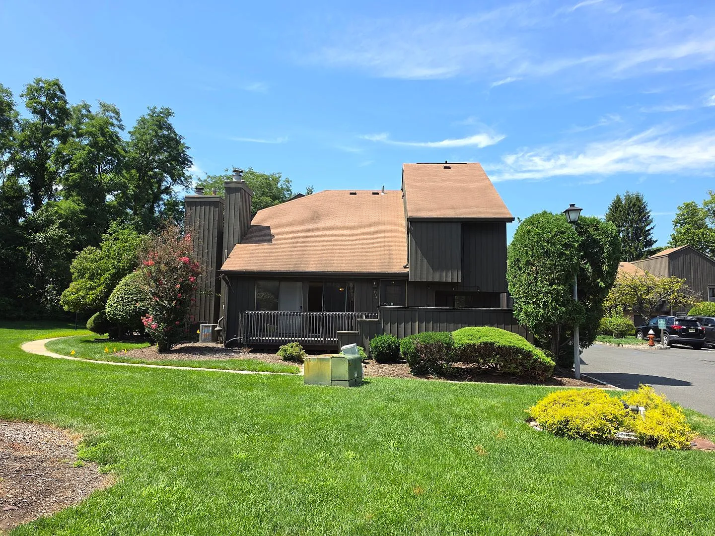 North Edison 2-bedroom, 2.5 bathroom townhouse with lots of amenities! — Photo 2