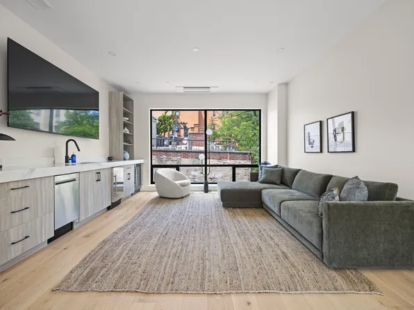 389 Manhattan Avenue image 2 of 38