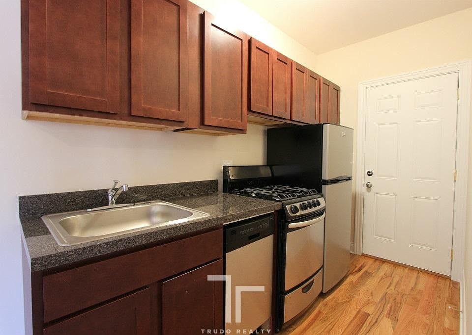 1st image of 952 W Cornelia Ave