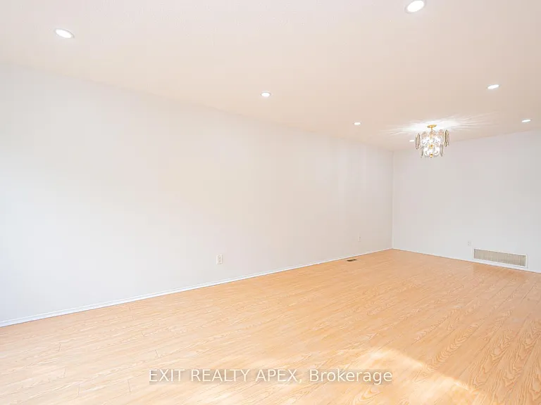 122 Centre St N — Photo 10