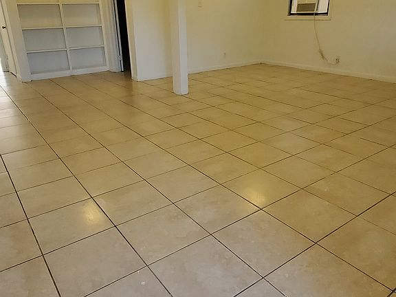 225 very spacious living room