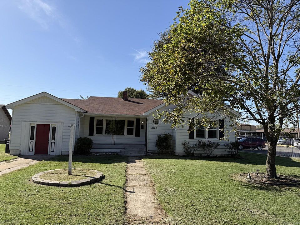 1st image of 205 N Pine Ave
