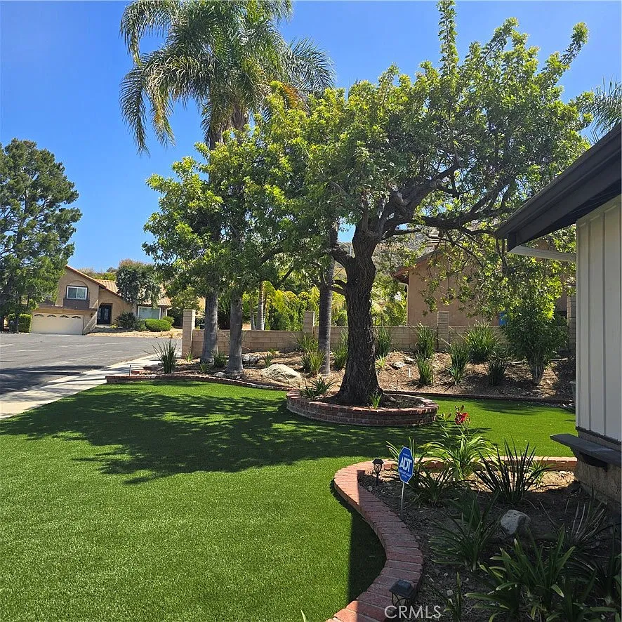 3 bed, 2400 sqft, $4,995 — Photo 2