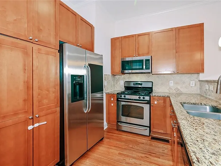 1915 Sterling Oaks Cir — Photo 6