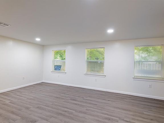 5th image of 1000 Plymouth Dr