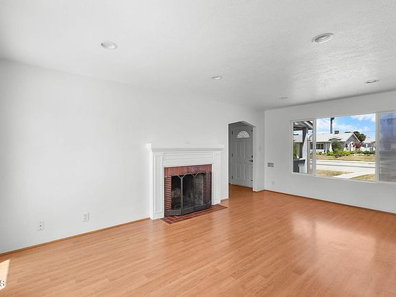 5th image of 302 Douglas Ave