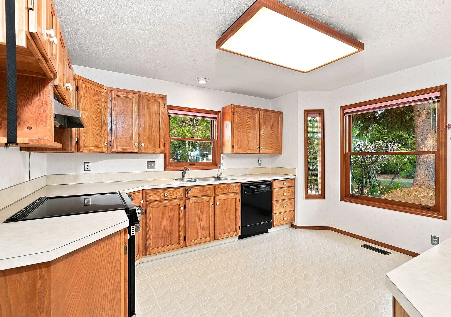 Charming 3-Bedroom Home with Garage & Lawn Care Included — Photo 4