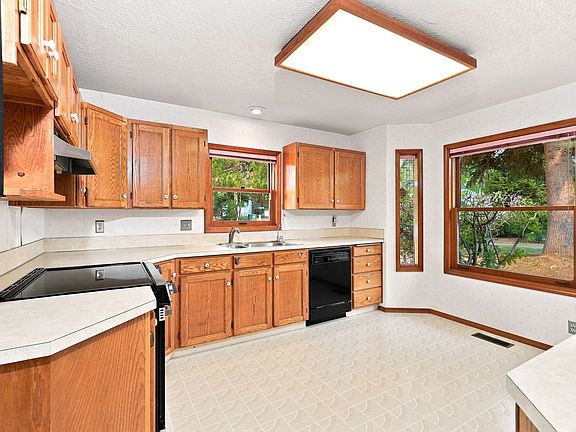 4th image of 751 Catron St N