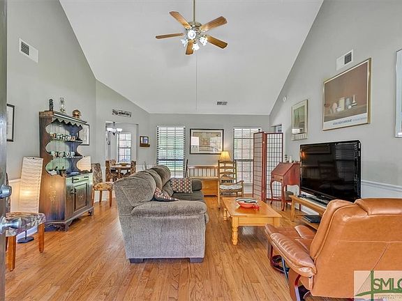 3rd image of 118 Woodland Way