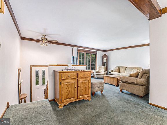5th image of 1013 Surrey Ln