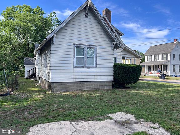 4th image of 402 Willow St