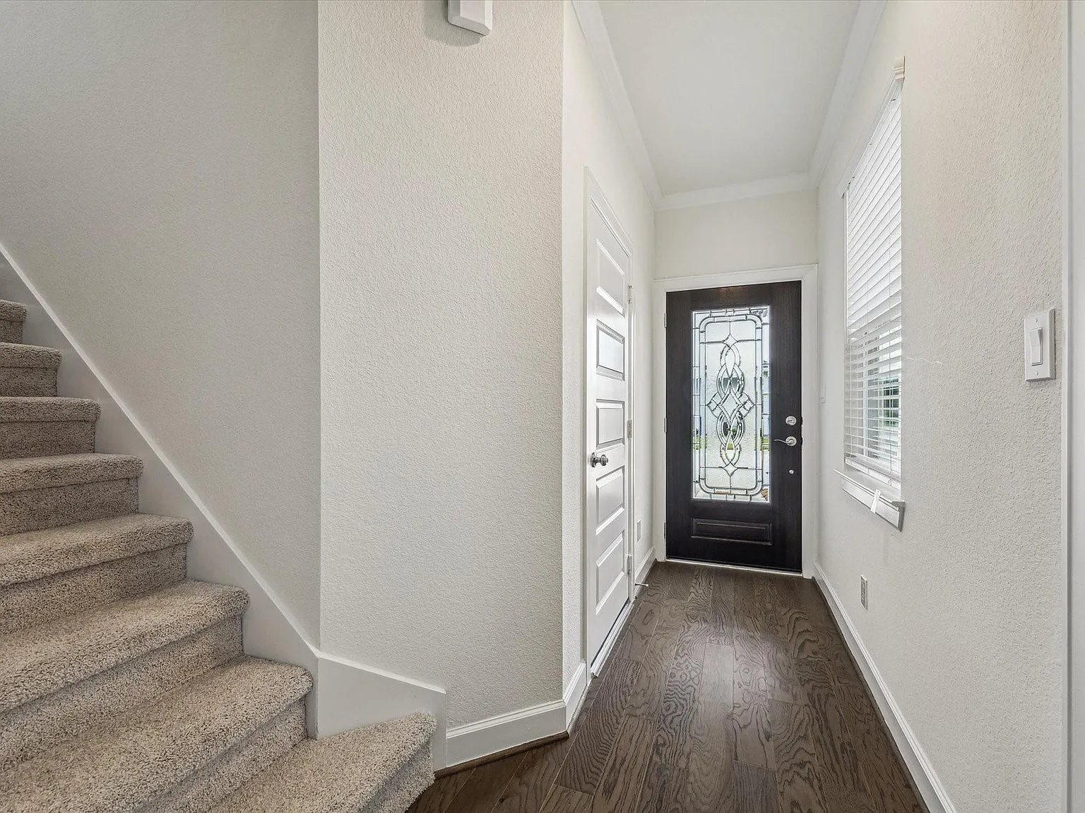 3 bed, 2.0 bath, 1400 sqft, $2,500 — Photo 2