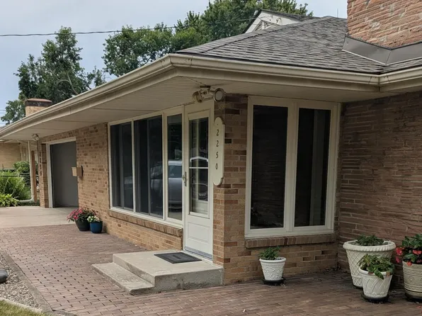 2250 70th St, Windsor Heights, IA 50324