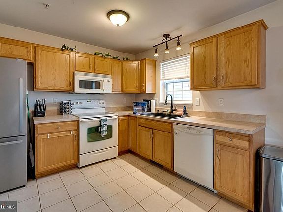 5th image of 525 Fisher Dr