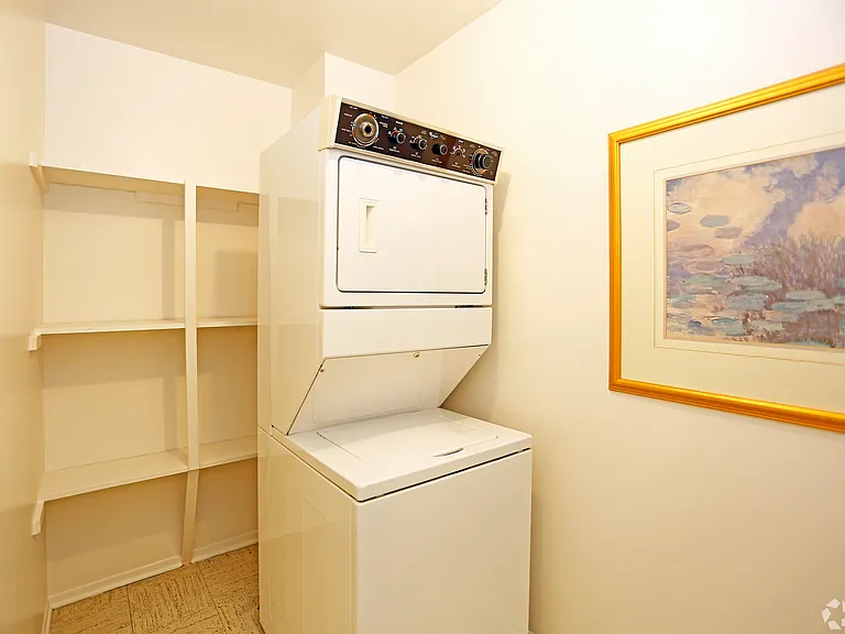 Green Hill Apartments — Photo 14