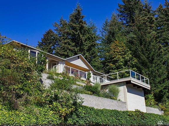 4th image of 2600 Marine Dr