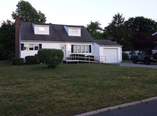 7 Laurel Ln, Commack, NY 11725