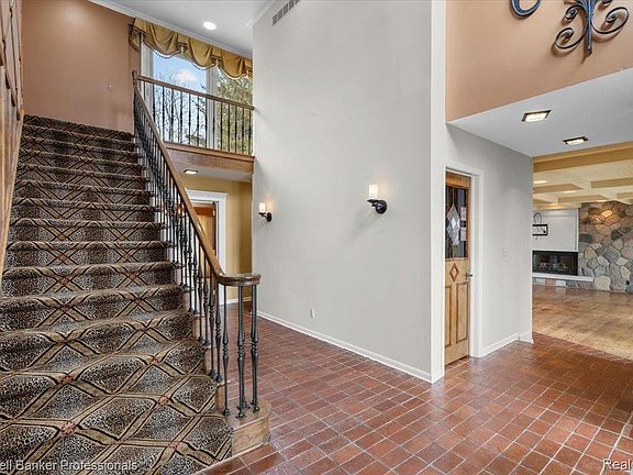 4th image of 529 Lake Shore Rd