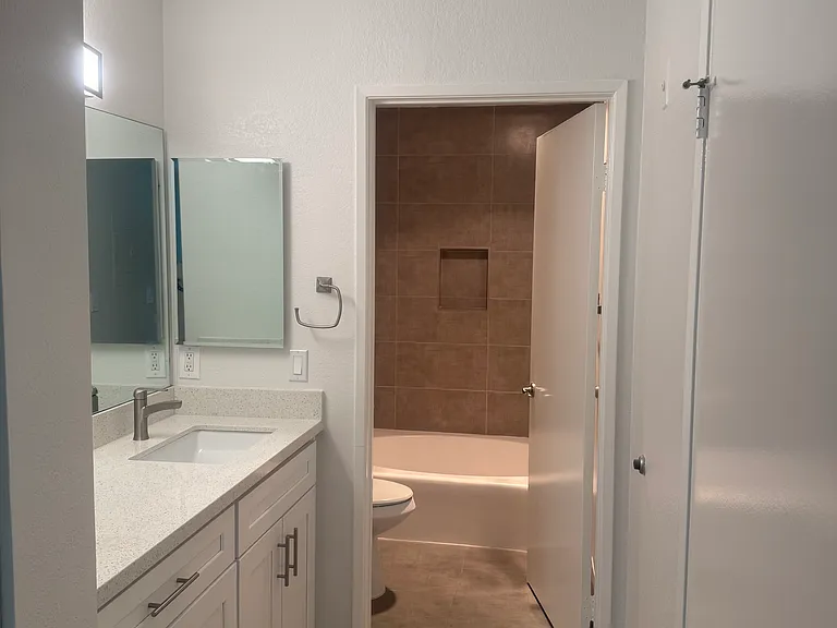 Barrington Apartment — Photo 18