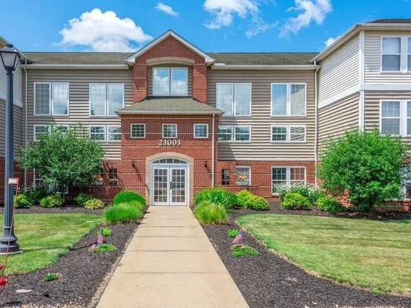 23003 Chandlers Ln APT 104, Olmsted Falls, OH 44138