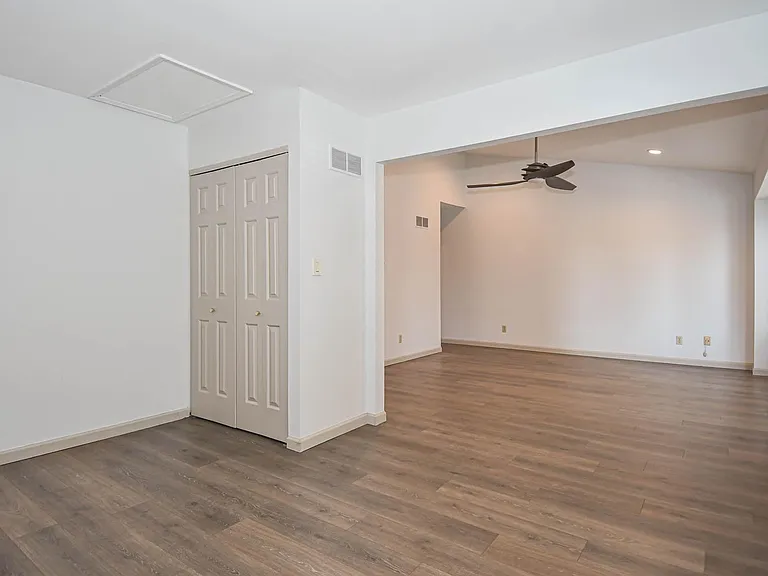4444 Lindell Blvd #7 — Photo 27