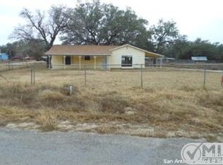 262 Long Creek Dr, Floresville, TX 78114