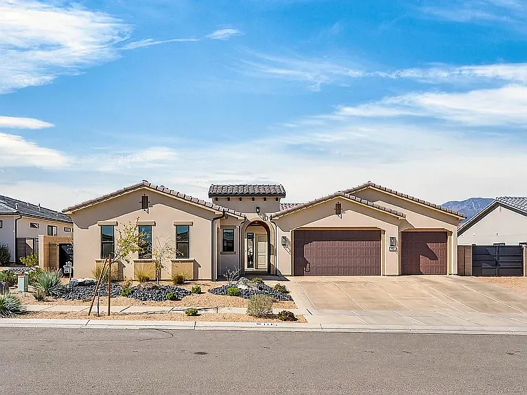 111 N Black Canyon Ave — Photo 1