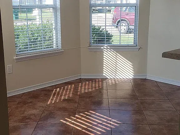 3 bed, 1300 sqft, $1,600 — Photo 4