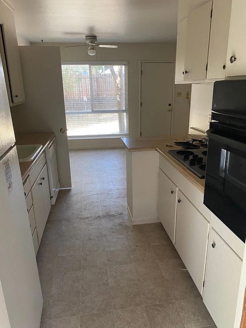 3 Bdrm/2 Bath Home Close to Downtown & Shopping-$500 Off 1st Month's Rent — Photo 4