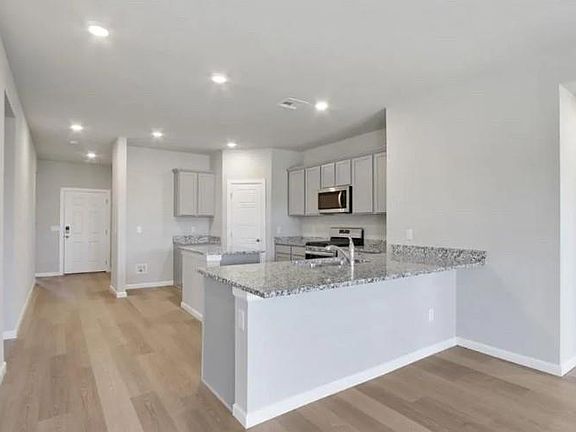 4th image of 556 N Park Pl