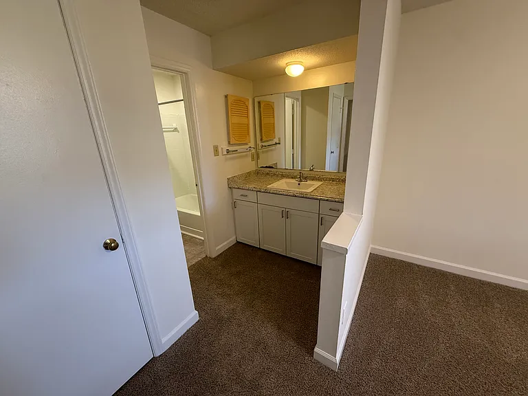 Avery Close Condominiums — Photo 6