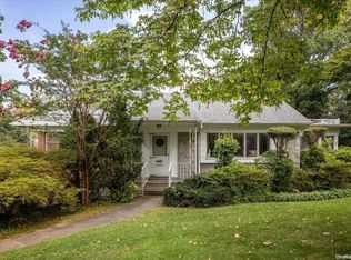 3405 East Dr, Flushing, NY 11363