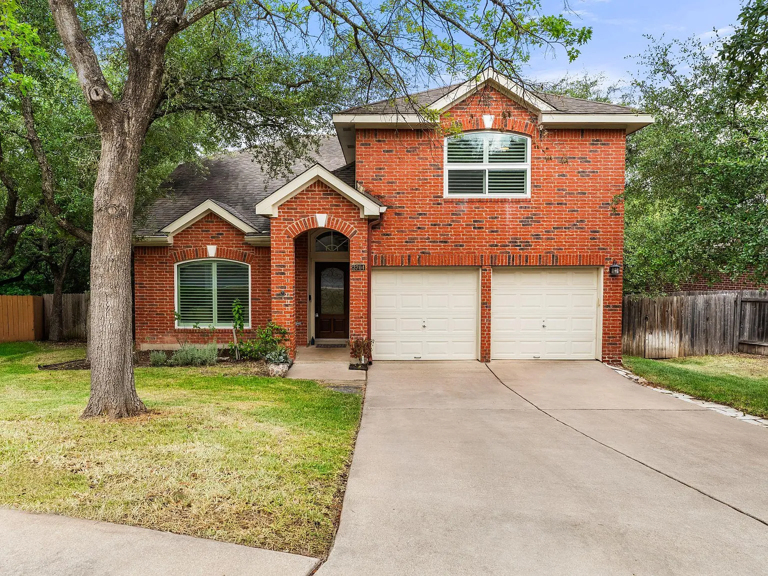4 bed, 2.5 bath, 2282 sqft, $3,100 — Photo 2
