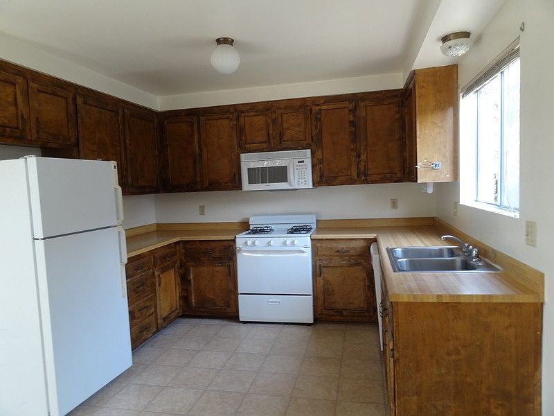 2nd image of 195 Aspen St