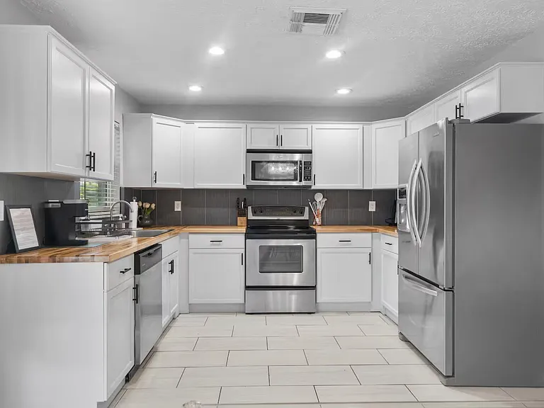730 SE White Ave — Photo 9