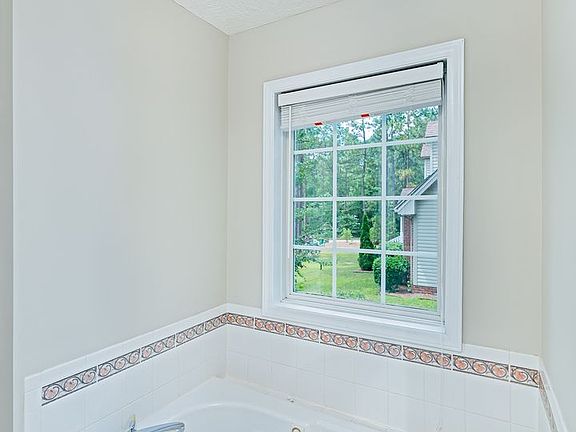 4th image of 10 Hampshire Ln